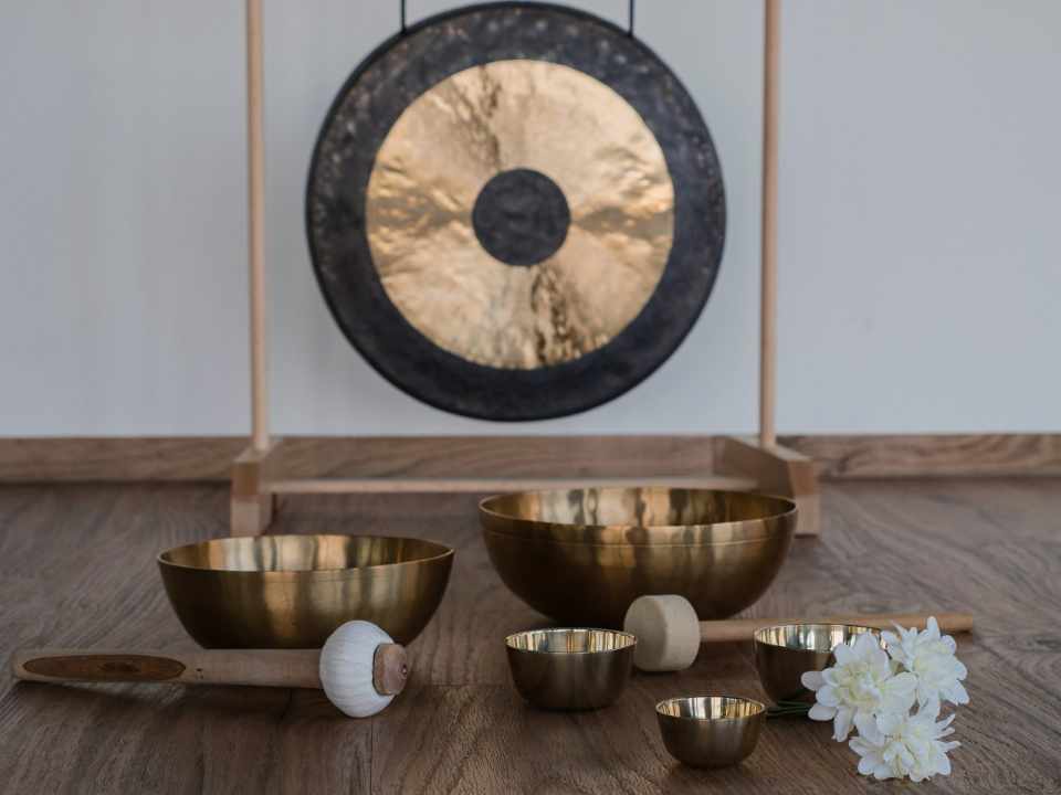 iStock-Gong-und-Klangschalen